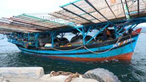 Đưa tàu cá và 36 ngư dân Quảng Ngãi gặp nạn vào bờ an toàn