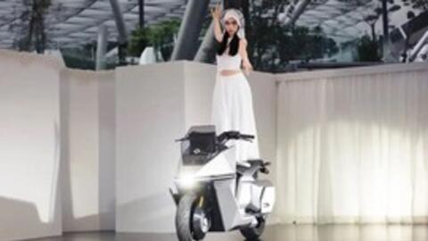 Xe máy điện tự cân bằng đầu tiên trên thế giới được sản xuất hàng loạt