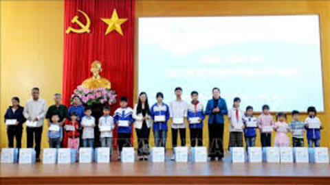 Thăm, tặng quà cho trẻ em có hoàn cảnh khó khăn tại Hưng Yên