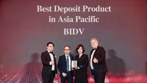 BIDV viết tiếp thập kỷ dẫn đầu với cú đúp giải thưởng Ngân hàng Bán lẻ tốt nhất Việt Nam Tiền gửi tốt nhất Châu Á