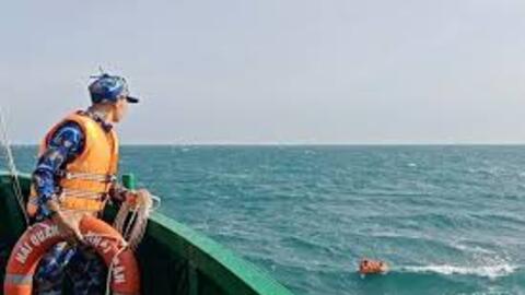 Cứu vớt an toàn 2 thuyền viên bị trôi dạt trên biển