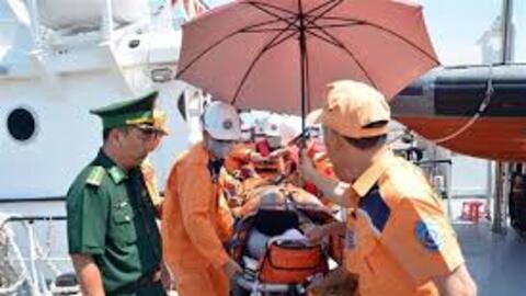 Hỗ trợ y tế, đưa vào bờ cấp cứu thủy thủ tàu nước ngoài đang hành trình trên biển