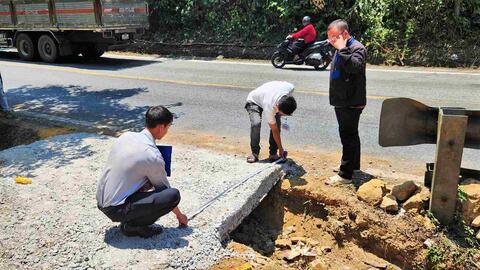 Phối hợp xử lý điểm đấu nối trái phép trên đèo Bảo Lộc