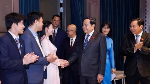 Chủ tịch Quốc hội mong sinh viên Việt Nam tại Italy đóng góp thiết thực cho quê hương