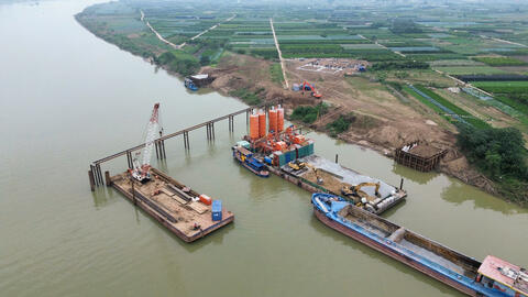 Dự án cầu, đường gần 10.200 tỉ đồng ở Hà Nội vừa thi công, vừa chờ mặt bằng