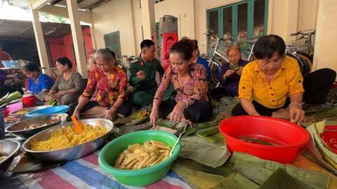 Đồng bào, chiến sĩ cùng gói bánh tét dịp Tết Chôl Chnăm Thmây