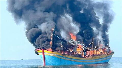 Cháy tàu cá trên biển Phú Hài (Lâm Đồng)
