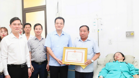 Chủ tịch UBND tỉnh Lào Cai tặng bằng khen cho người phụ nữ dũng cảm cứu người trong dông lốc