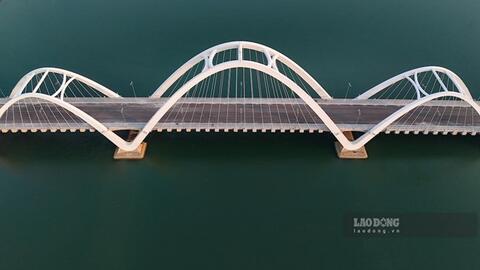 Cầu nghìn tỉ thi công xong nhưng chưa có đường dẫn vì vướng mặt bằng