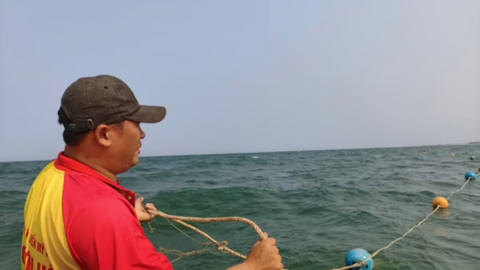 Trước mùa du lịch, bãi biển Mỹ Khê khoanh vùng an toàn tắm biển