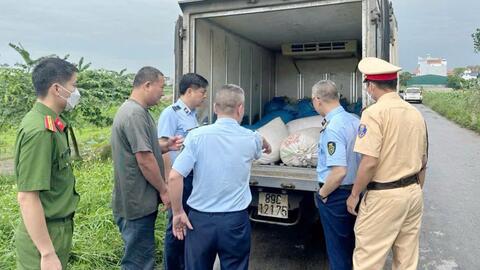 Hơn 1 tấn nội tạng lợn hôi thối bị phát hiện trước giờ 'lên bàn ăn'