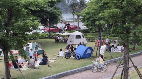 Du khách, người dân đổ xô cắm trại ở công viên đẹp nhất Quảng Ninh