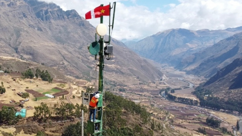 Lớp học trên đỉnh núi cao nhất thế giới: Viettel thu hẹp khoảng cách số bằng Internet