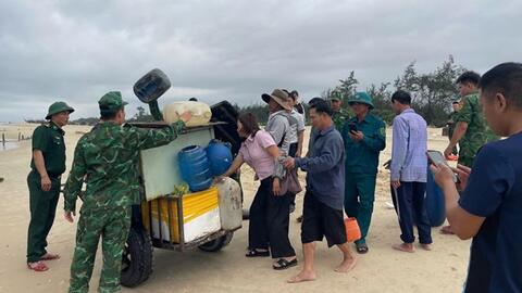 Tàu cá bị chìm trên biển do dông lốc, 2 ngư dân nỗ lực bơi vào bờ