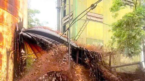 Nhà máy đường khẩn trương thu dọn mật mía sau vụ sét đánh thủng bể chứa