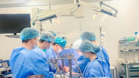 Cứu sống bệnh nhân bị thương xuyên tim nguy kịch