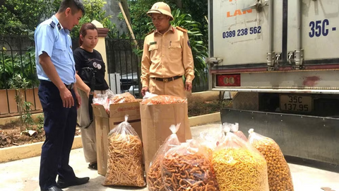 Phát hiện gần 100kg bánh kẹo không rõ nguồn gốc trên xe tải ở Ninh Bình