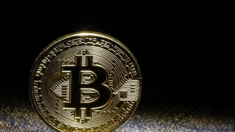 Giá Bitcoin đột ngột giảm mạnh xuống dưới 77.000 USD