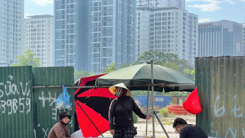 Hà Nội mạnh tay dẹp lấn chiếm vỉa hè, tiểu thương xoay đủ cách bán hàng