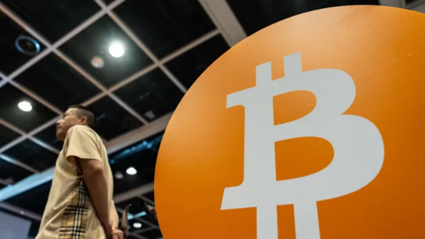 Bitcoin lao dốc về 76.000 USD, áp lực bán vẫn chưa dừng lại
