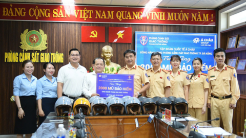 Đà Nẵng: Trao tặng 2.000 mũ bảo hiểm đạt chuẩn cho người dân, lan tỏa văn hóa giao thông an toàn