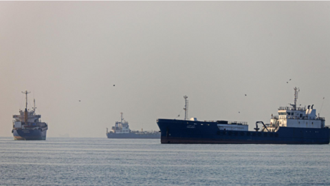 Mỹ phát động cuộc tấn công mới, Iran đóng hoàn toàn eo biển Hormuz