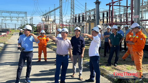 Giữ dòng điện mùa nắng nóng: Người truyền tải điện bám lưới 24/24 giờ