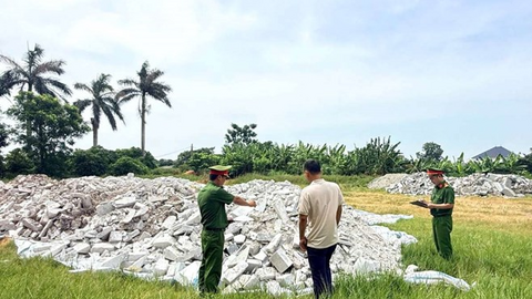 Phát hiện cơ sở đá mỹ nghệ đổ trái phép hơn 166 tấn chất thải ở Ninh Bình