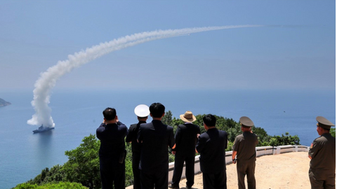 Ông Kim Jong Un thị sát vụ phóng tên lửa hành trình từ tàu khu trục mới
