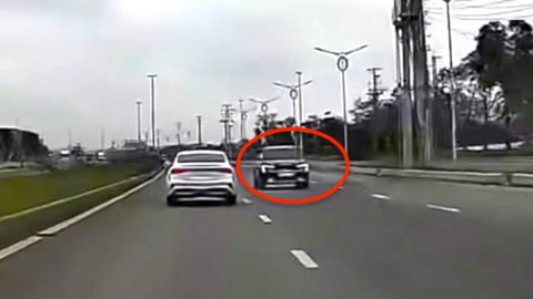 Đi ngược chiều, vượt xe sai quy định bị phản ánh trên VNeTraffic, hai tài xế bị xử lý