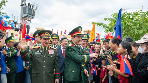 Phó thủ tướng, Bộ trưởng Bộ Quốc phòng Việt Nam - Lào giao lưu cùng nhân dân biên giới