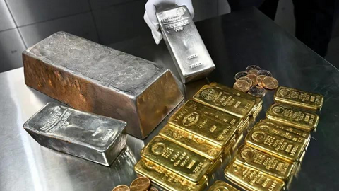 Lợi suất trái phiếu neo cao, giá vàng đi ngang, bạc chịu áp lực giảm