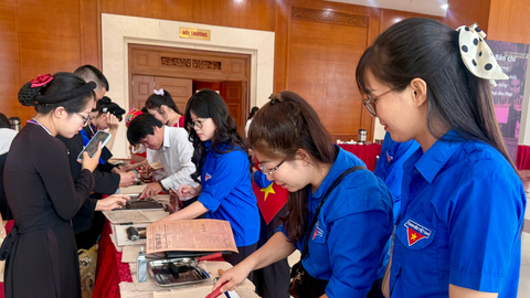 Dấu mực trên mặt đá