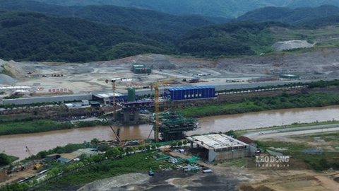 Cầu biên giới nối Lào Cai với Trung Quốc dần hiện hình