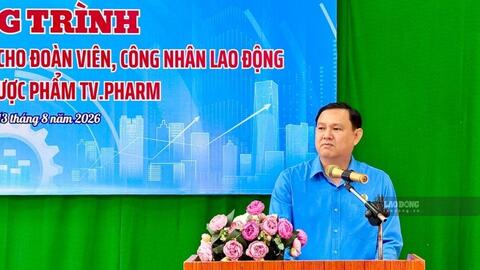 Công đoàn Vĩnh Long thăm, tặng quà công nhân TV.Pharm