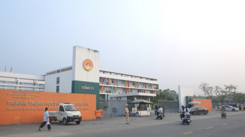 Khoảnh khắc cha mẹ ôm con, tiếp sức trước cổng điểm thi Chuyên Tuyên Quang