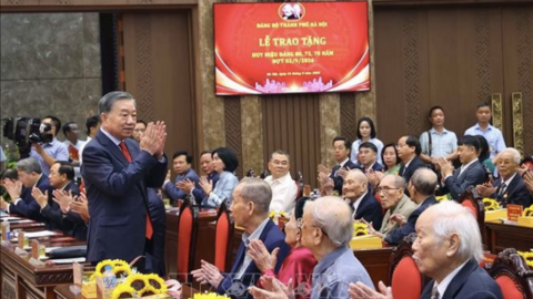 Tổng Bí thư, Chủ tịch nước Tô Lâm dự Lễ trao tặng Huy hiệu Đảng cho đảng viên lão thành ở Hà Nội
