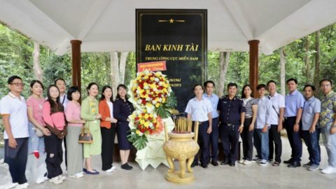 Tiếp sức học sinh có hoàn cảnh khó khăn ở biên giới đến trường