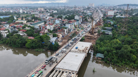 Quốc lộ 6 ùn tắc kéo dài, người dân chật vật di chuyển qua đại công trường