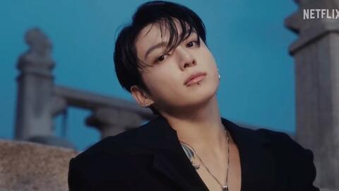 Jungkook (BTS) gây chú ý với chiếc túi đựng thuốc khi đang livestream