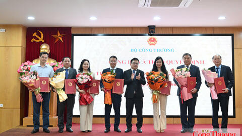 Bộ Công Thương công bố và trao các Quyết định của Bộ trưởng về công tác cán bộ