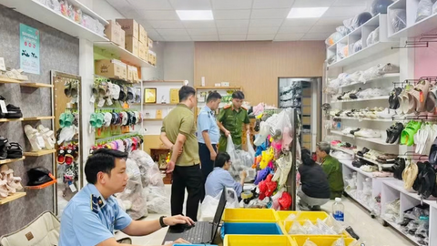 Gia Lai: Khởi tố người phụ nữ bán 748 đôi dép CROCS giả