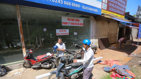 Hàng loạt cửa hàng treo biển chuyển địa điểm, trả mặt bằng cho trục Quốc lộ 1A qua Hà Nội