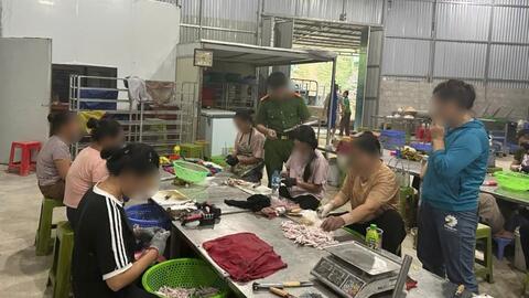 Thu giữ hơn 5 tấn chân gà không rõ nguồn gốc ở Lạng Sơn