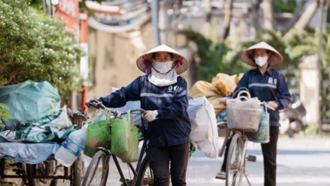 Những người phụ nữ phía sau gánh ve chai