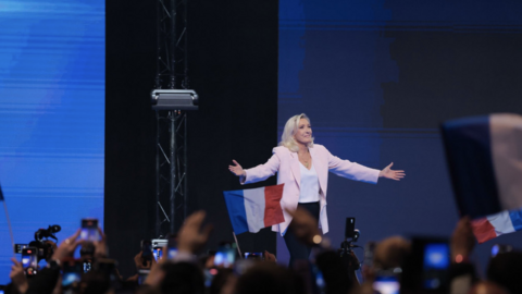 Bà Le Pen khởi động chiến dịch tranh cử Tổng thống Pháp giữa làn sóng biểu tình