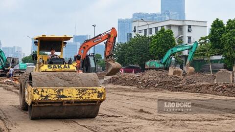 Máy móc thi công nhộn nhịp trên công trường đường nối Phạm Hùng - Lê Đức Thọ