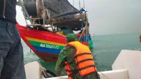 Cứu 3 ngư dân bị chìm tàu cá trên biển