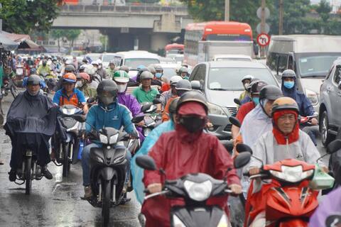 Cửa ngõ TPHCM kẹt xe nghiêm trọng ngày 24 tháng Chạp