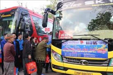 Ấm lòng những chuyến xe yêu thương đưa bệnh nhân về quê đón Tết